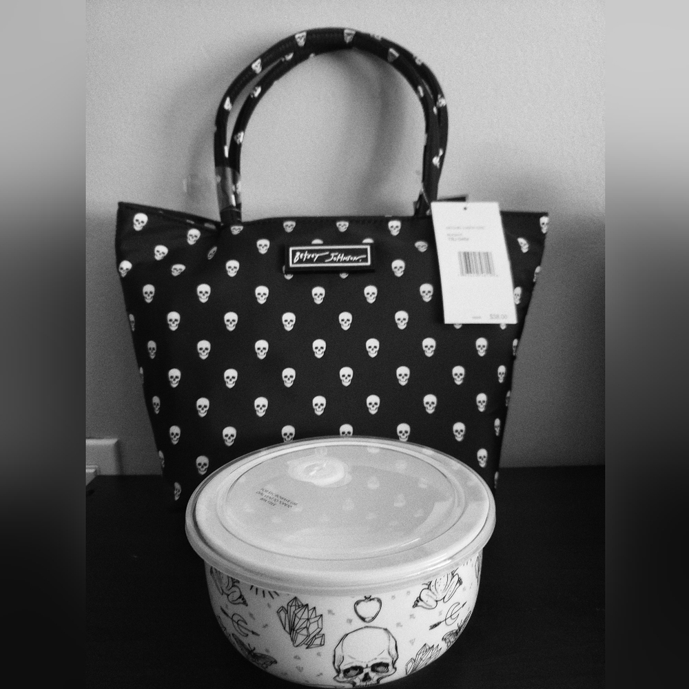 NWT Halloween Black Lunch bag w/ cute food storage container.  SUPER CUTE.